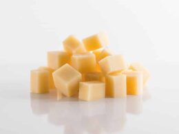 Plateau de cubes de vieux fromage