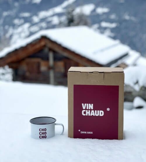 Tasse de vin chaud suisse en montagne