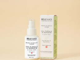 EAU FLORALE de Romarin et d’Aloe Vera, reconnus comme des ingrédients purifiants qui aident à équilibrer l’éclat naturel de la peau tout en douceur.